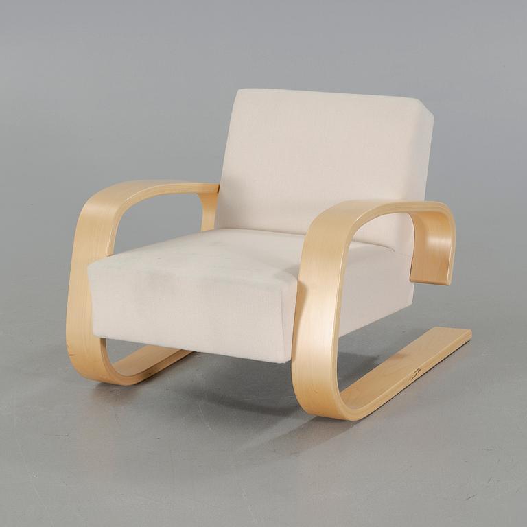 A model 400 "Tank" chair designed by Alvar Aalto, Artek, 2004.