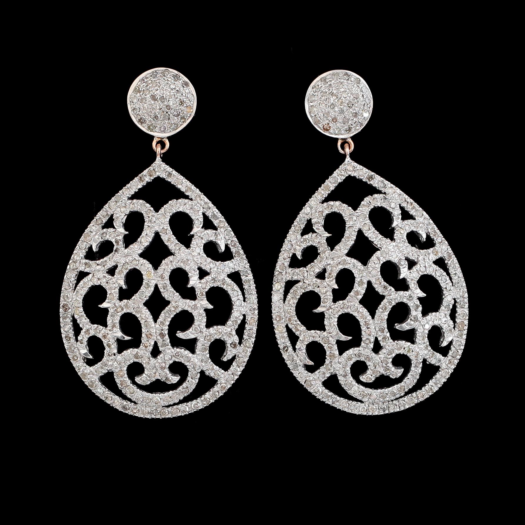 ÖRHÄNGEN, 1 par, 18 k guld samt silver, briljantslipade diamanter tot 3.08 ct. Total vikt 11,4 g.