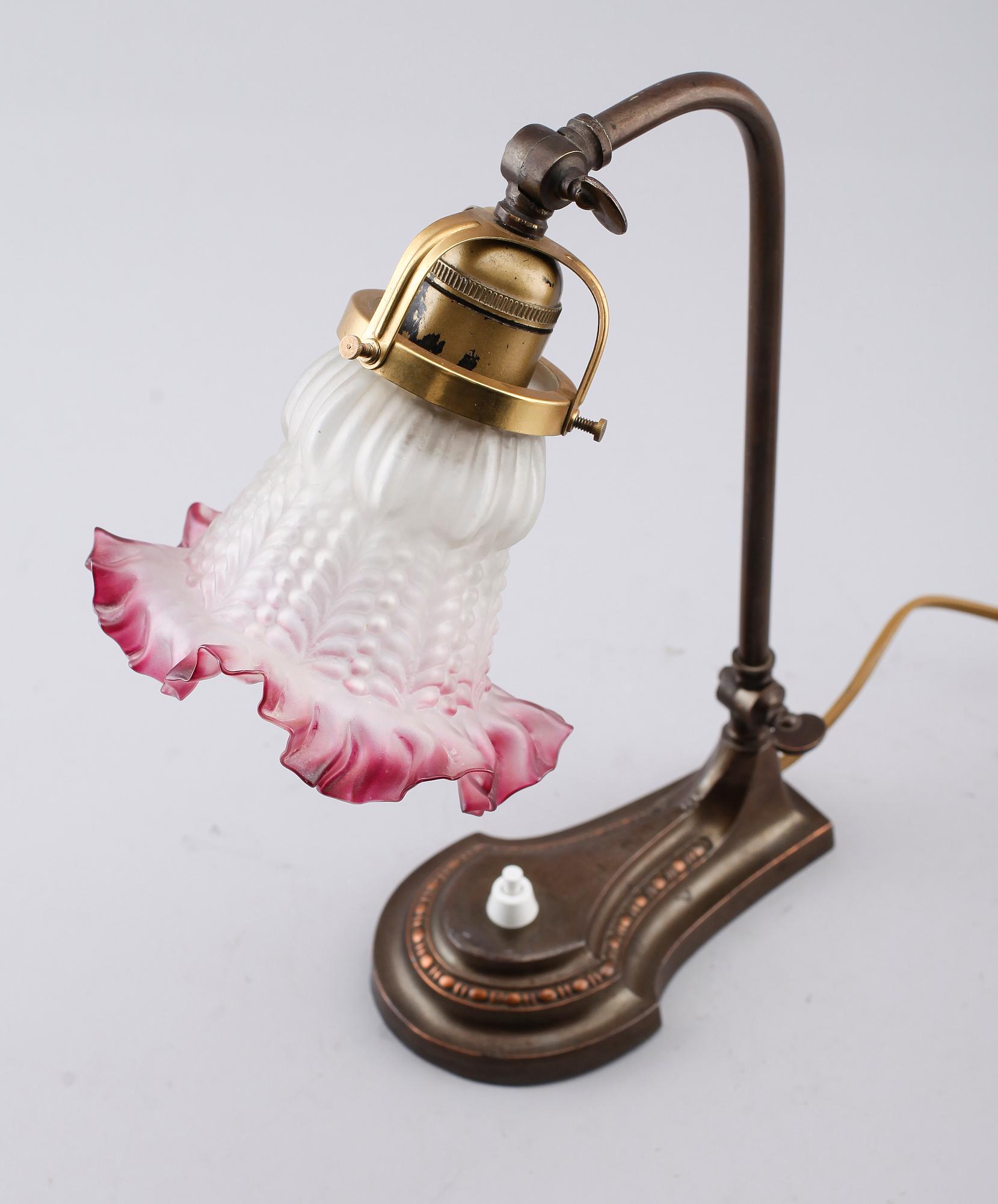 BORDSLAMPA, patinerad metall, 1900-talets första hälft.