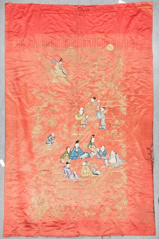 DRAPERI, broderat siden. Kina, tidigt 1900-tal.