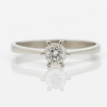 18K white gold ring with a brilliant-cut diamond.