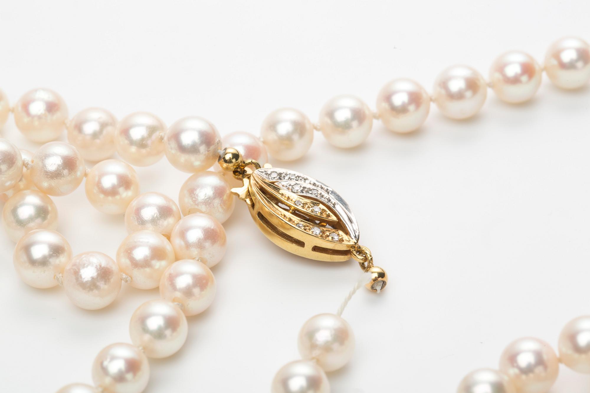 PÄRLCOLLIER, odlade saltvattenspärlor med lås i 18K guld med diamanter.