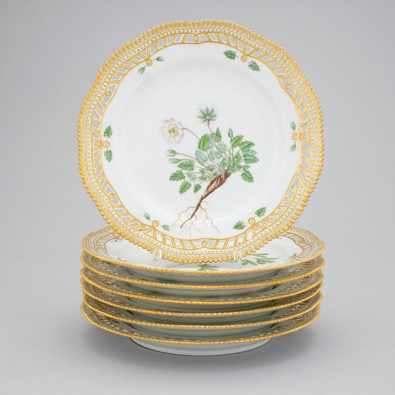 A set of 8 Royal Copenhagen 'Flora Danica' dessert dishes, Denmark, 20th Century.