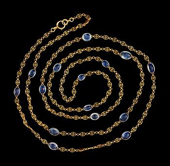 642. A long gold and blue sapphire chain.