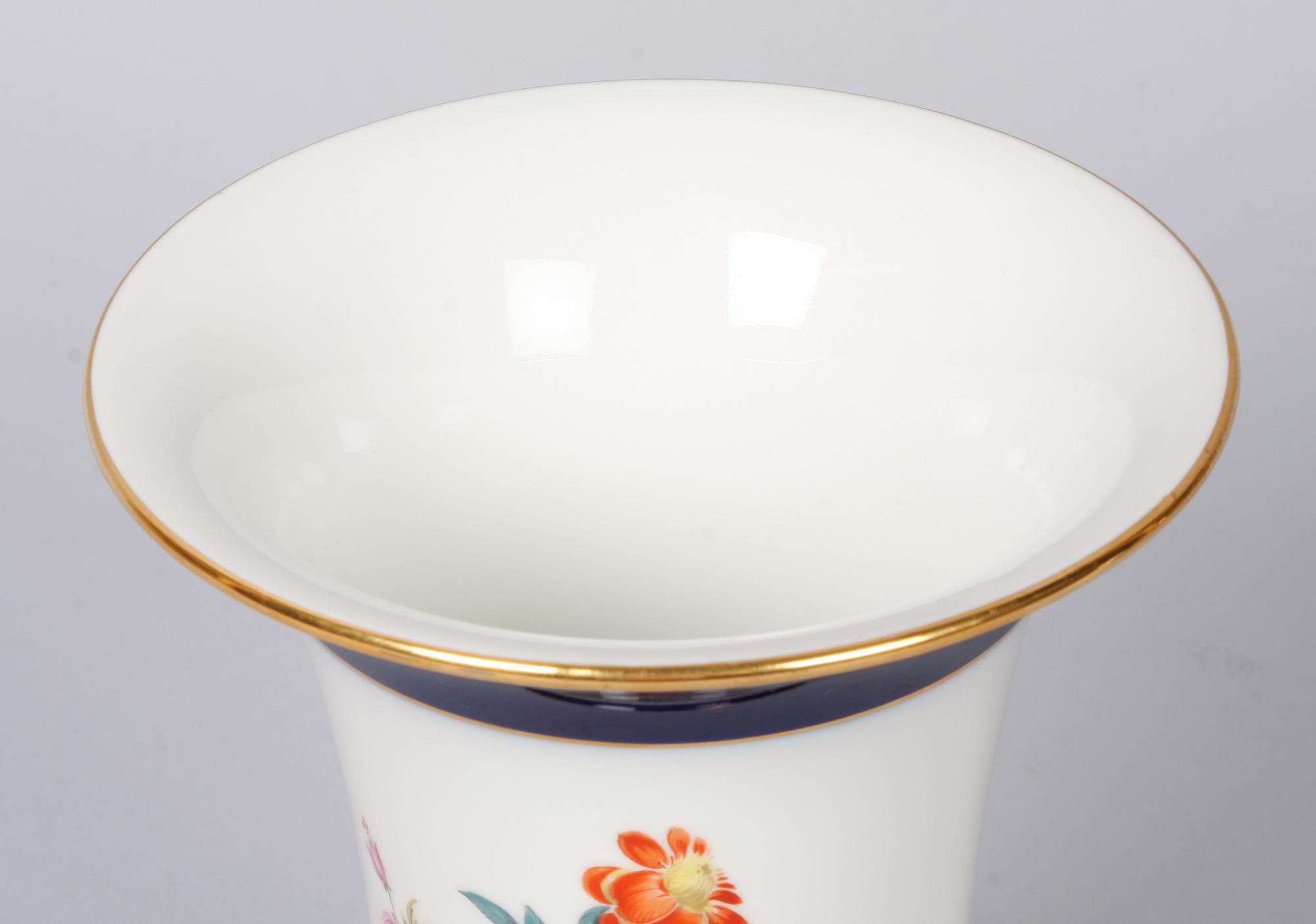 LJUSSTAKAR, ett par, samt VAS, porslin. Meissen.