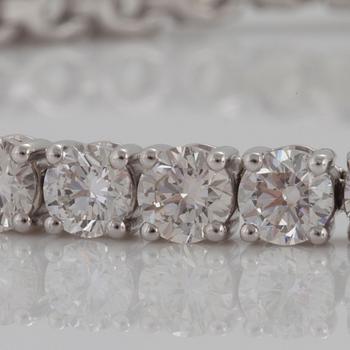 A line bracelet with 45 brilliant cut diamonds total carat weight ca 11.42 cts. Quality ca G-H/VS-SI.