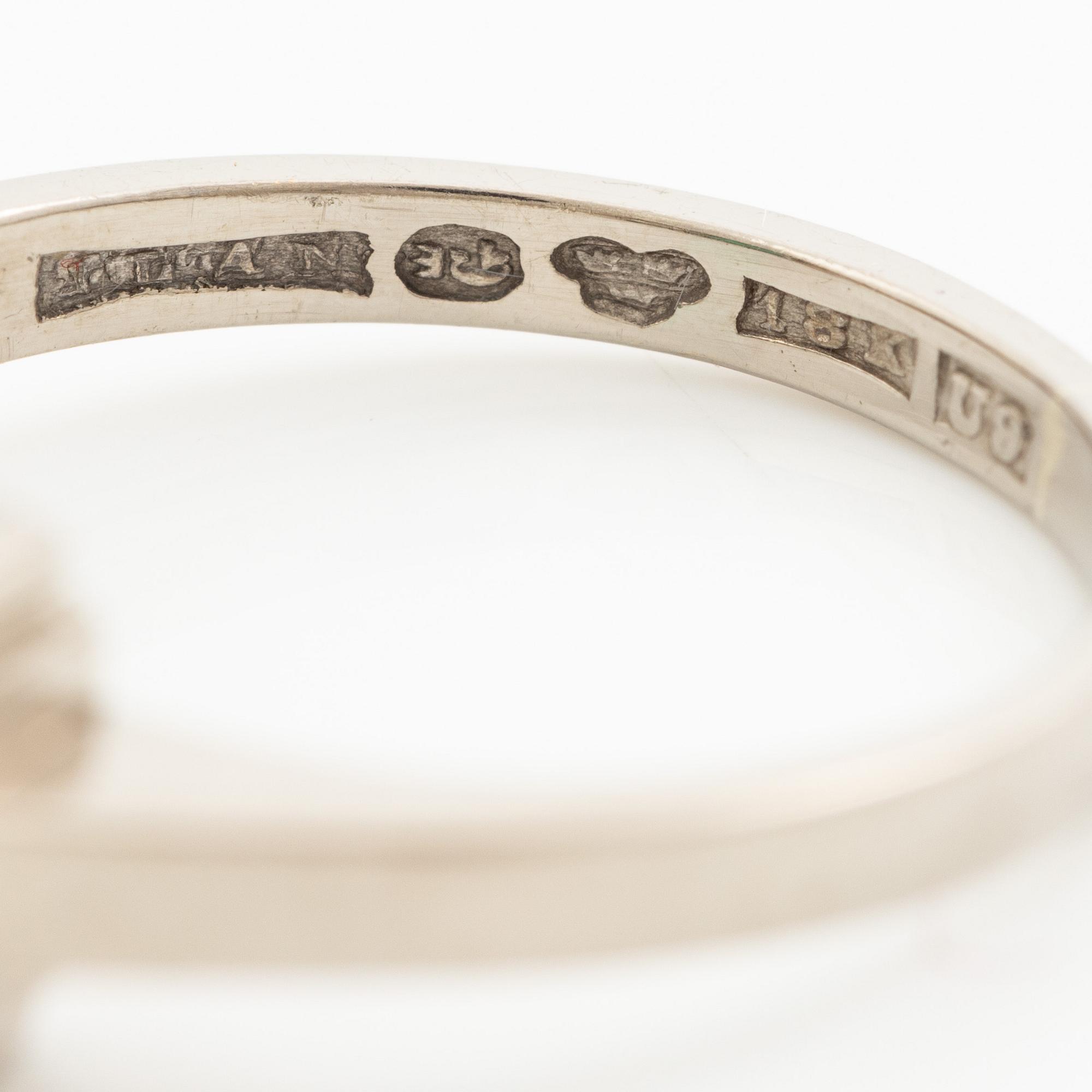 Ring, 18K vitguld med smaragd och två briljantslipade diamanter.