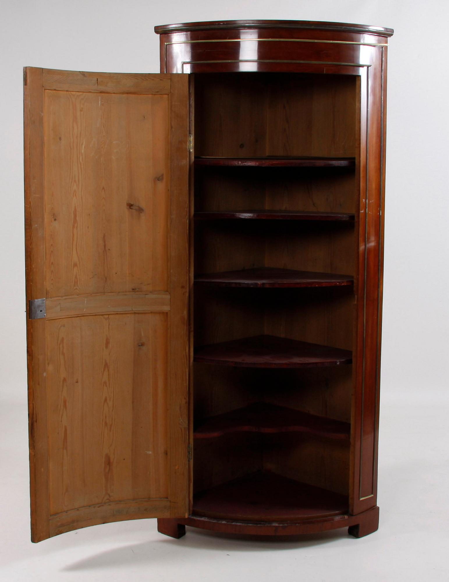 HÖRNSKÅP, sannolikt stockholmsarbete, Karl Johan, 1800-talets första hälft.