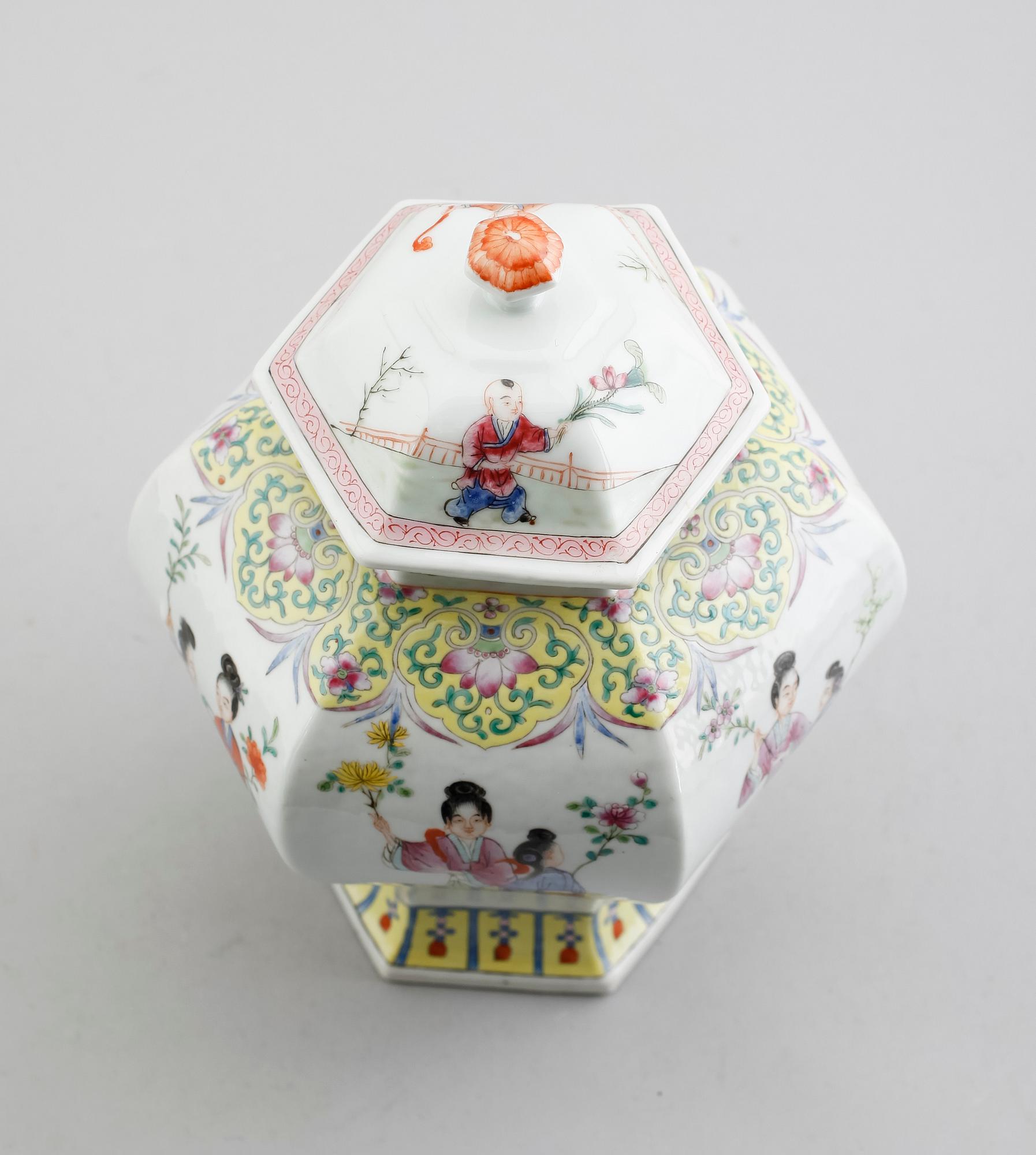 LOCKURNA, porslin, Kina, 1900-tal.