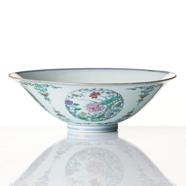 Skål, porslin. Qingdynastin med Yongzhengs märke och period (1723-35).