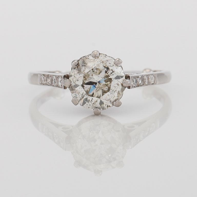 RING, 18K vitguld och solitär briljantslipad diamant ca 2.04 ct, samt mindre diamanter tot ca 0.06 ct.