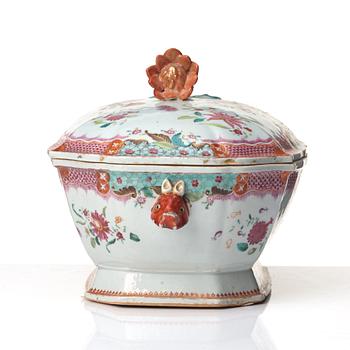 Terrin med lock och fat, kompaniporslin. Qingdynastin, Qianlong (1736-95).