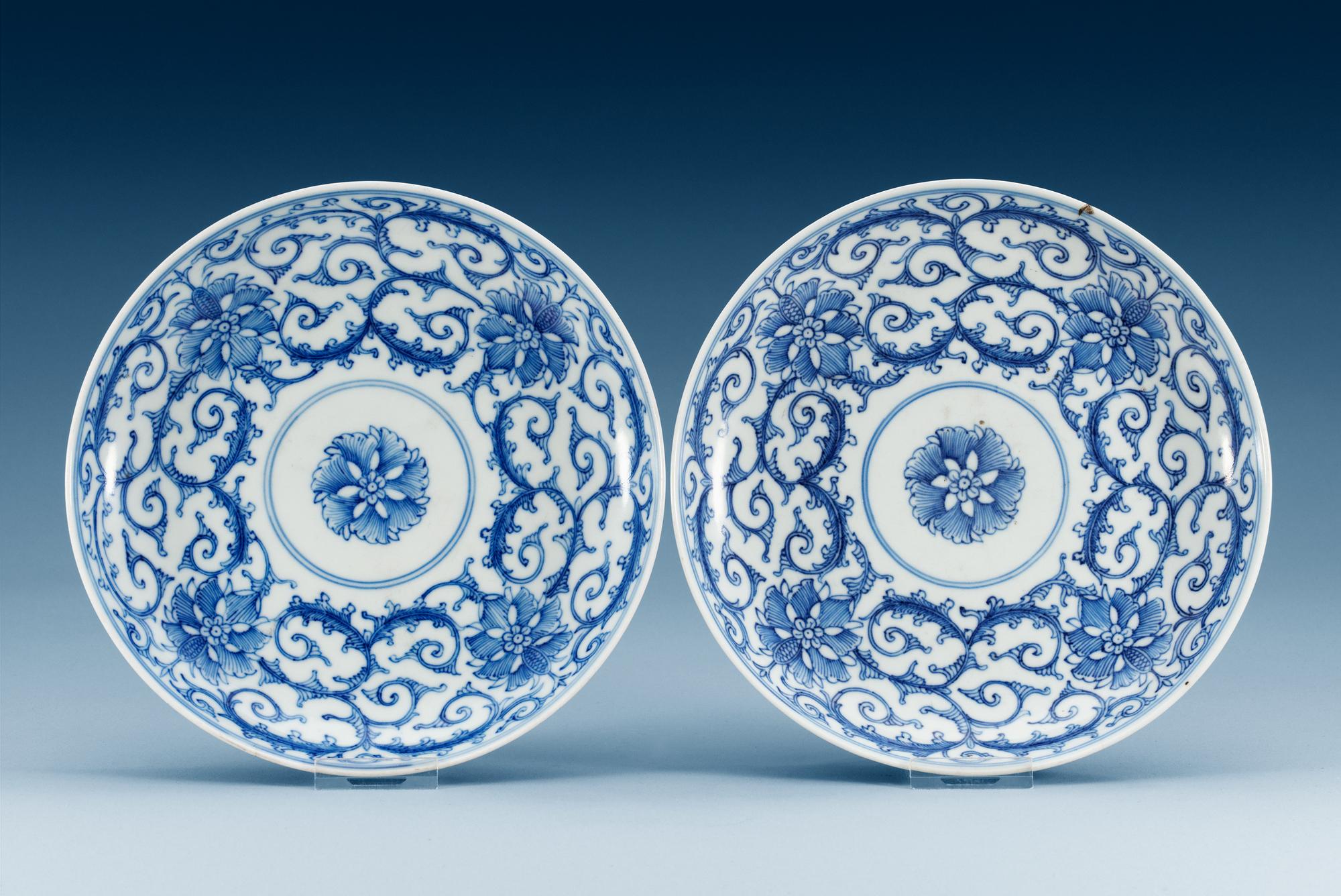 A pair of blue and white dishes with dragon blood red reverse, Qing dynasty (1644-1912), with Qianlong´s seal mark.