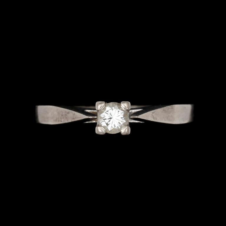 RING, 18k vitguld med briljantslipad diamant ca 0,20 ct enligt gravyr. Gustad Dahlgren & Co, Malmö 1984. Vikt 3,2 g.