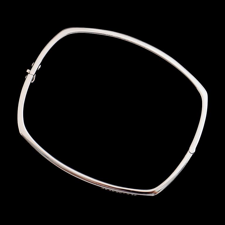 ARMRING, 18 k vitguld, briljantslipade diamanter. Vikt ca 10,6 g.