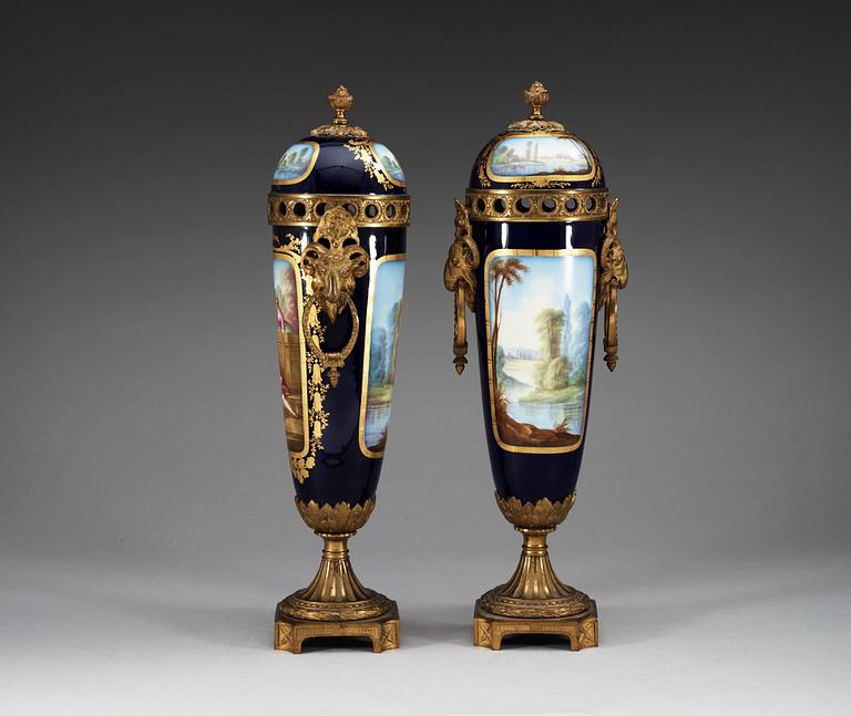 A pair French 'Sèvres-style' vases with covers, ca 1900.