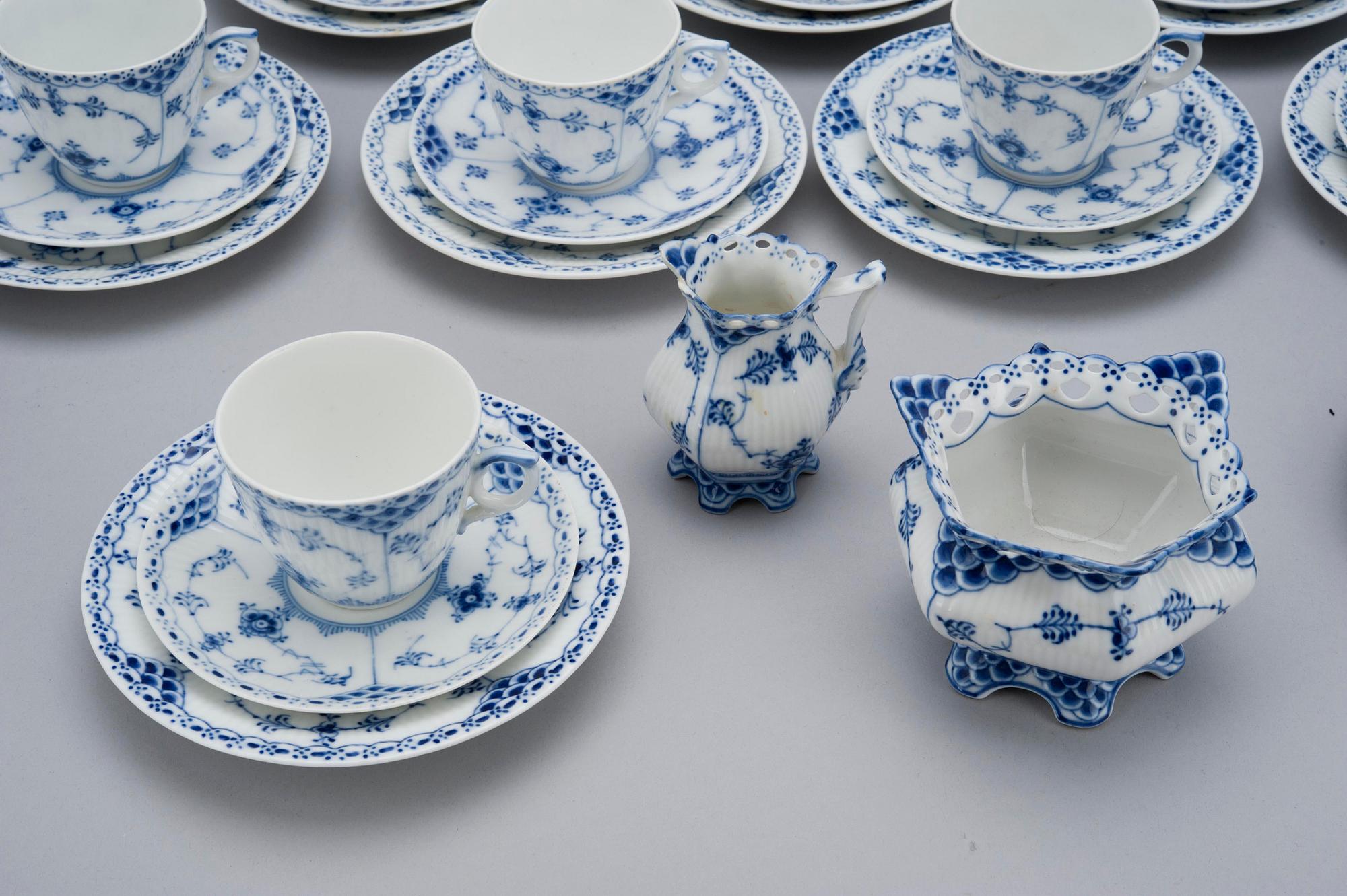 KAFFESERVIS, 25 delar, porslin, "Musselmalet", Royal Copenhagen Danmark.
