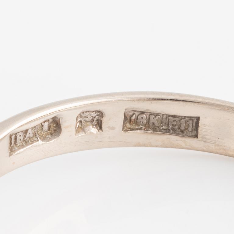 Ring, sibling ring, 18K white gold with two brilliant-cut diamonds.