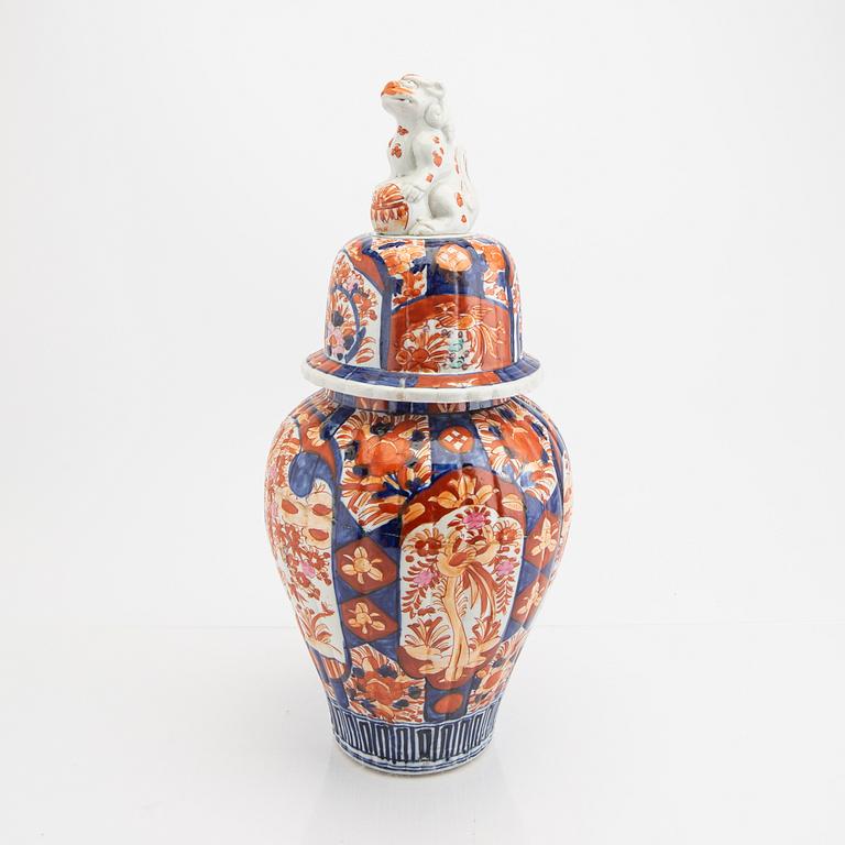 A Japanese Imari urn around 1900.