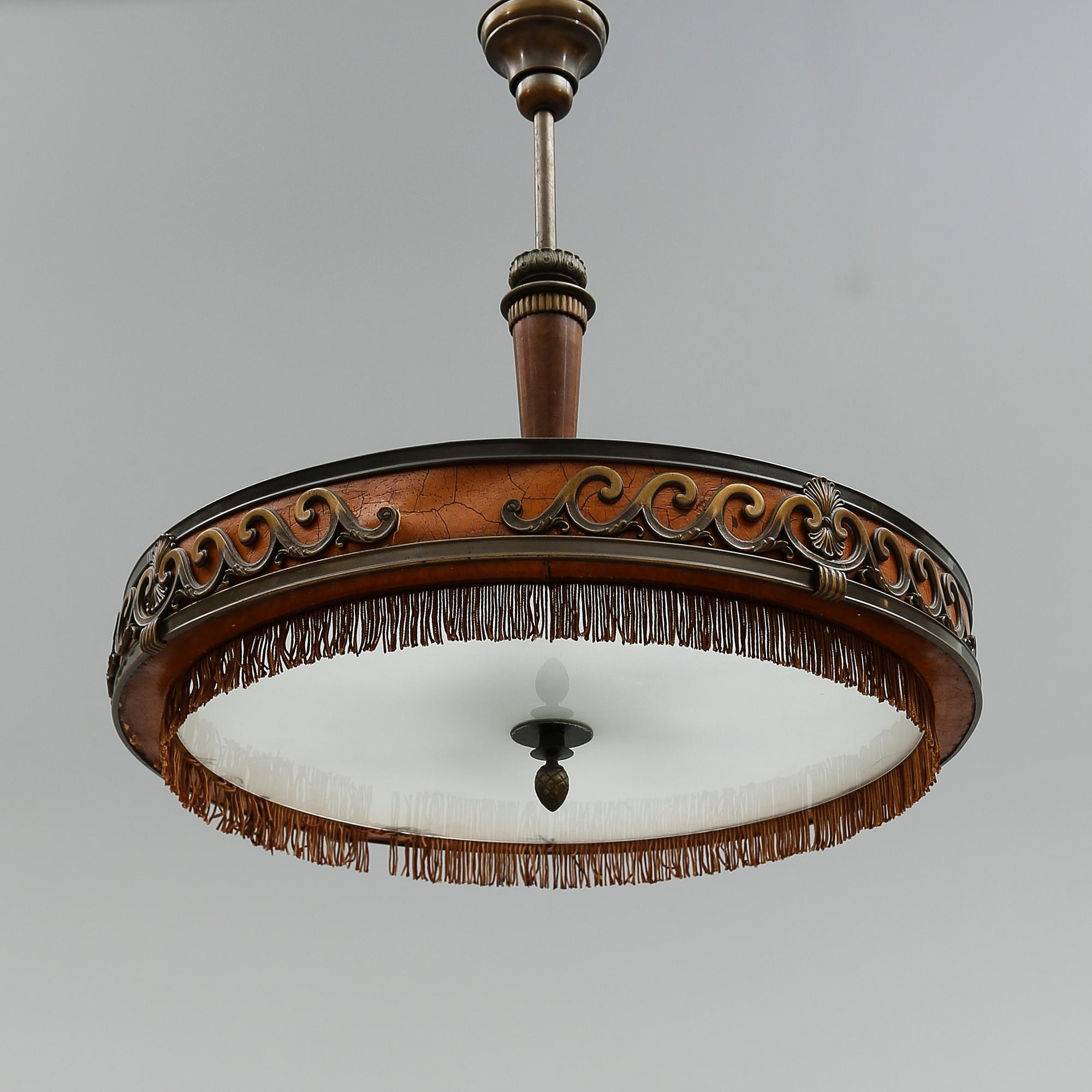 TAKLAMPA, 1900-talets första hälft. Höjd ca 67 cm.