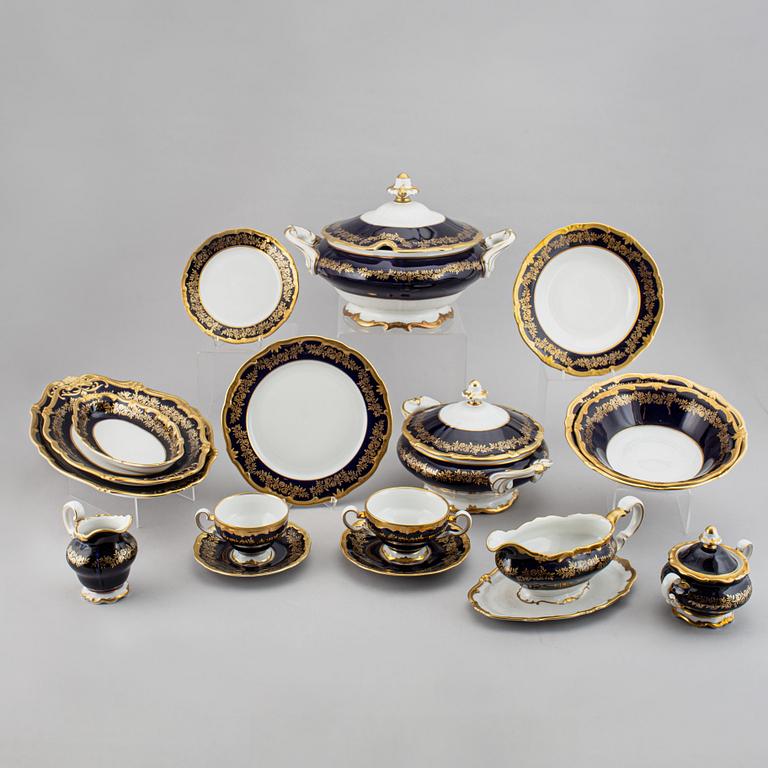 A German dinner service, 20th Century.
