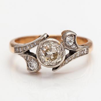 A 13-14K gold ring with old-cut diamonds ca. 0.74 ct in total and 8/8-cut diamonds ca. 0.045 ct in total.