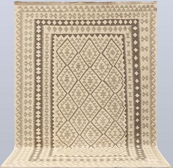 A Kelim carpet, 298 x 205 cm.