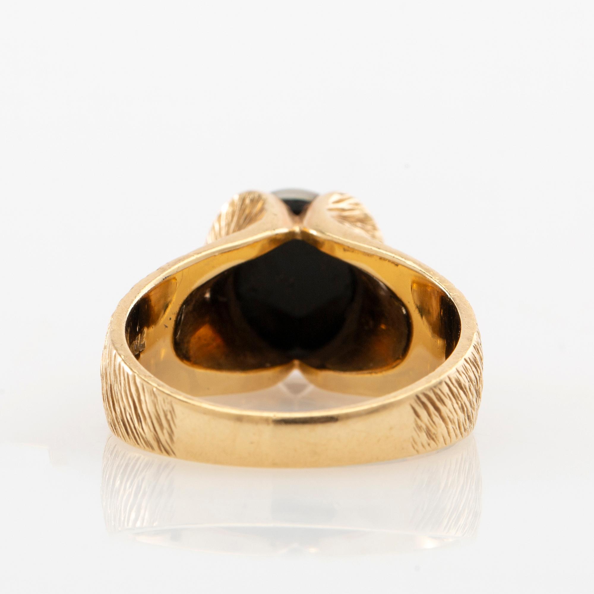 Ring 18K gold with an opal triplet.