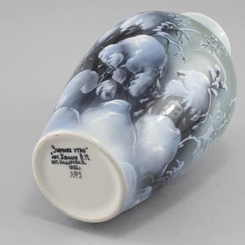 VAS, porslin, Viktor Zhbanov för Lomonosovs porslinsfabrik, Ryssland, daterad 1992.