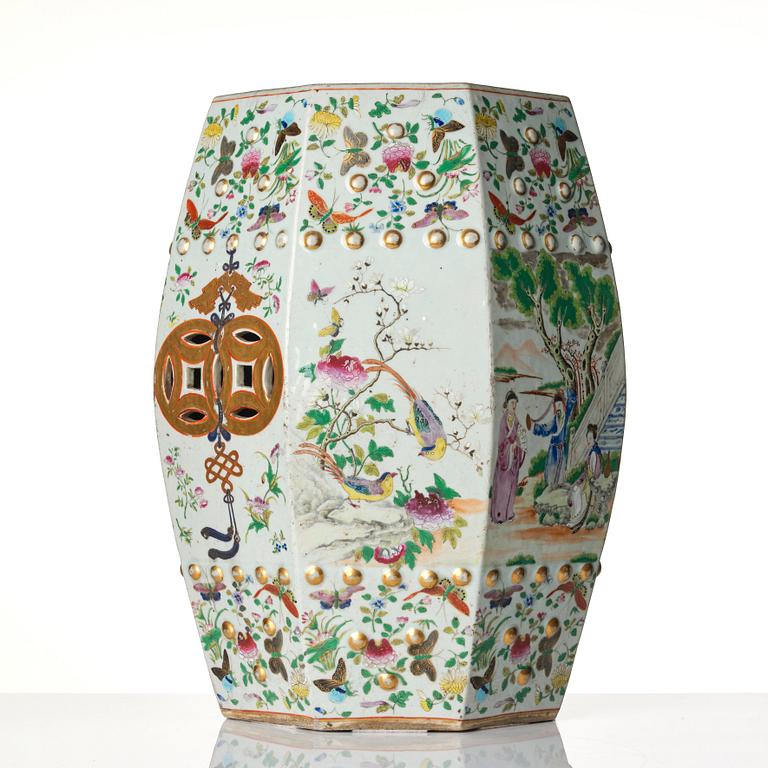 A barrel shaped Canton garden seat, Qing dynasty, 19th century.