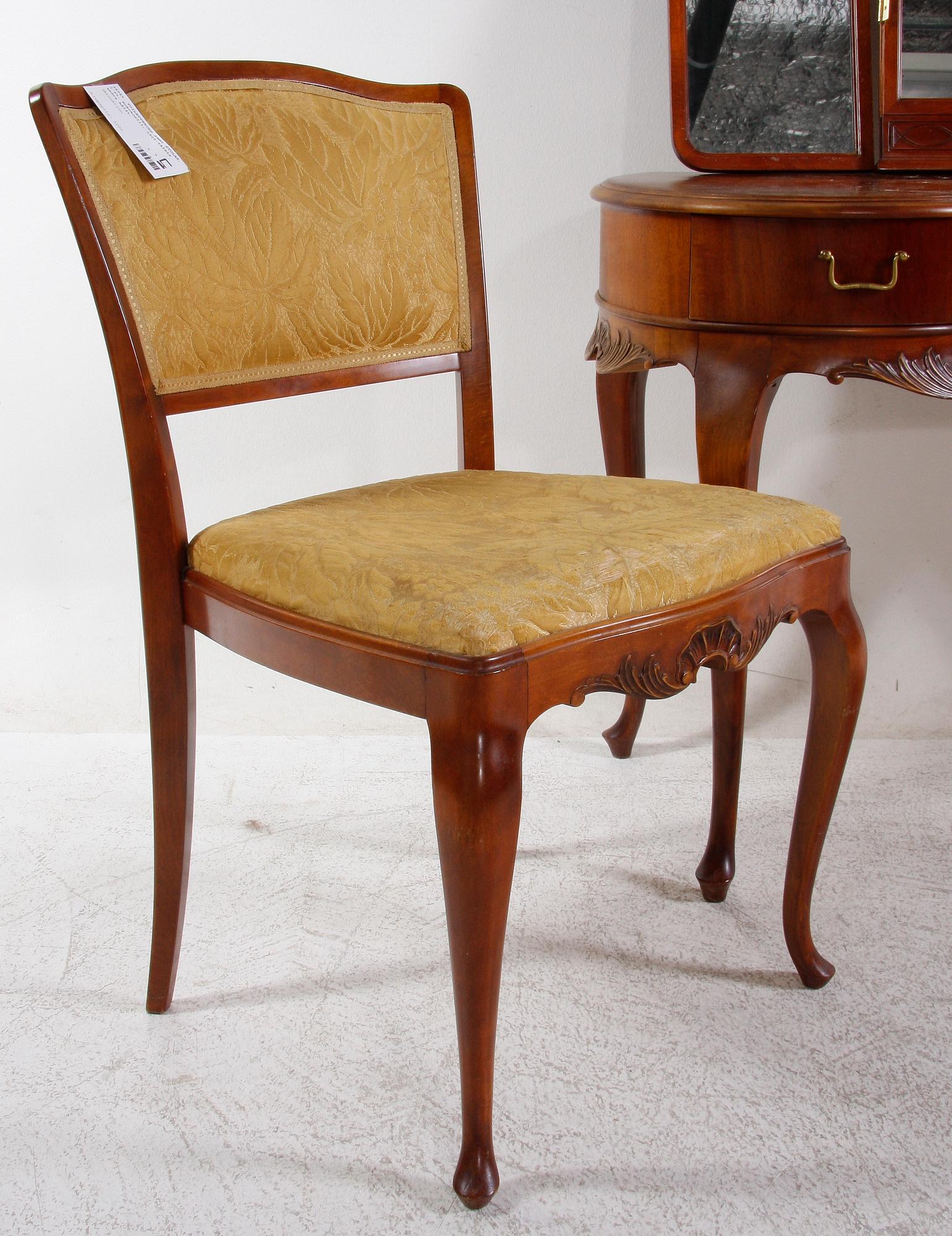 TOILETTEBORD samt STOLAR, 2 st. Rokokostil, 1900-talets andra hälft.