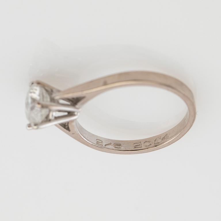 Ring, 18K vitguld med briljantslipad diamant.