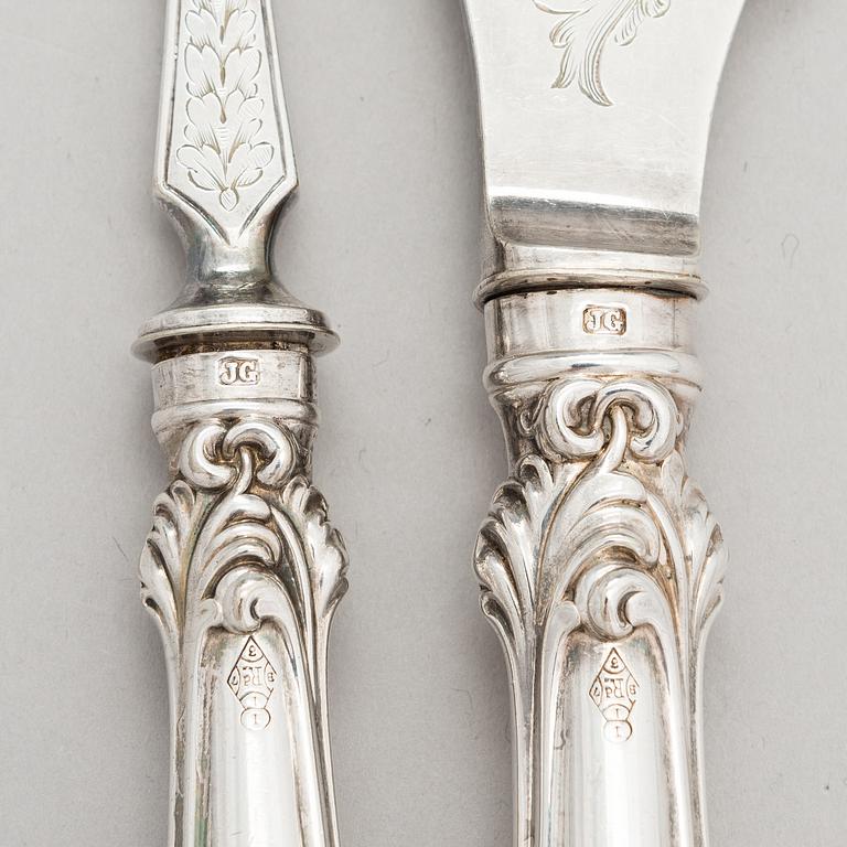 FISKSERVERINGSBESTICK, ett par, försilvrat, John Gilbert, England 1800-talets senare hälft.