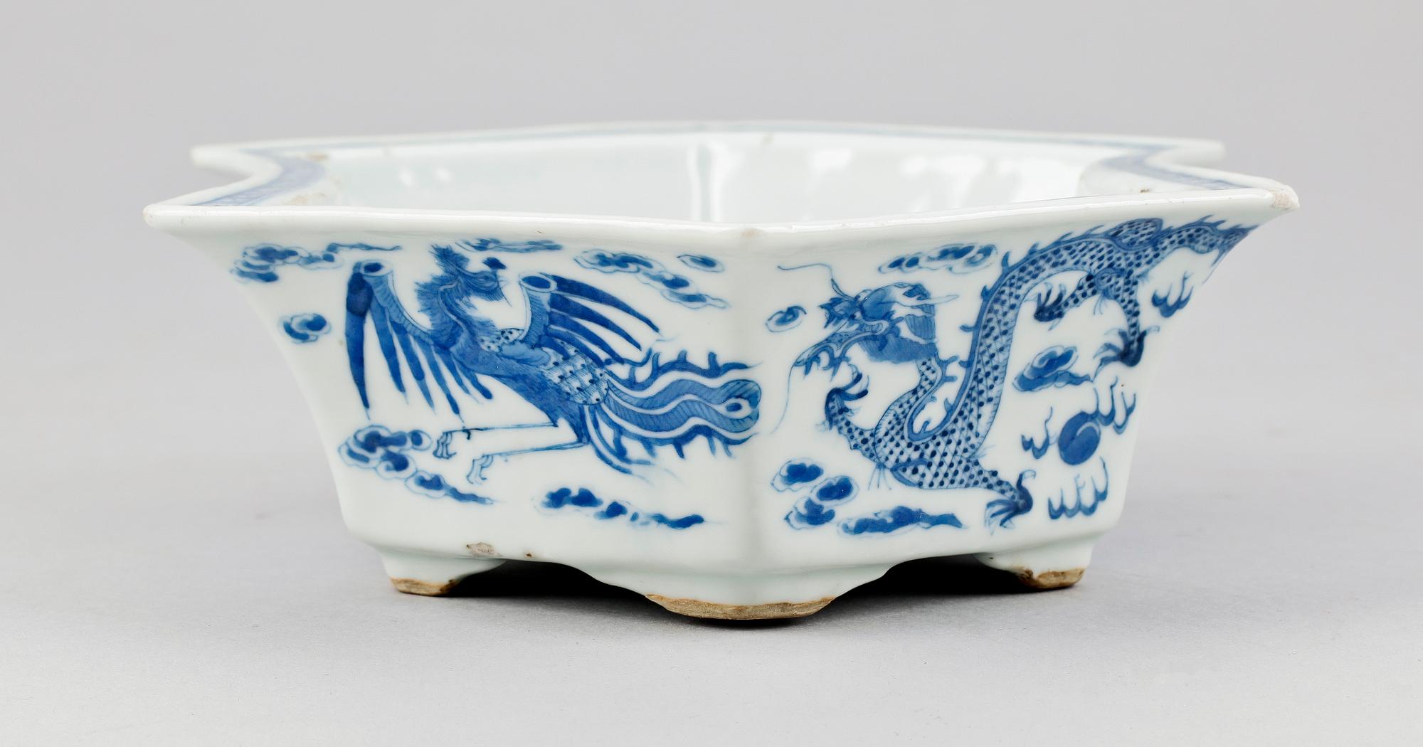 JARDINIERE, porslin. Kina, 1900-tal.