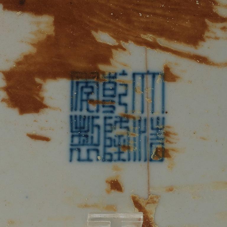 SKÅLFAT, två stycken, porslin. Qing dynastin (1644-1912) med Qianlong respektive Daoguang sigillmärken.