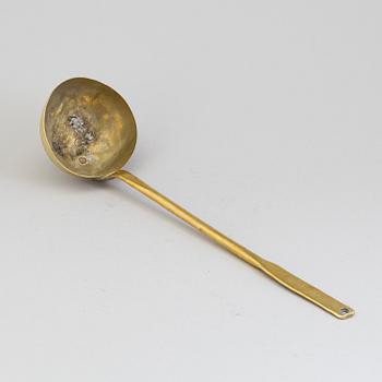 AN 18TH CENTURY BRASS LADLE.