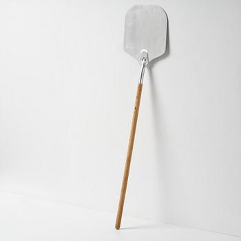 Darren Bader, "To have and to hold, Object Z1 Untitled (pizza shovel)".