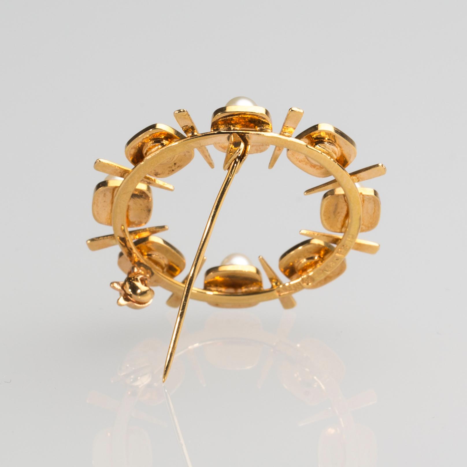 BROSCH, 18 k guld med pärlor samt turkoser. Saarela Arvo, Enköping, 1965. Vikt ca 6 g.