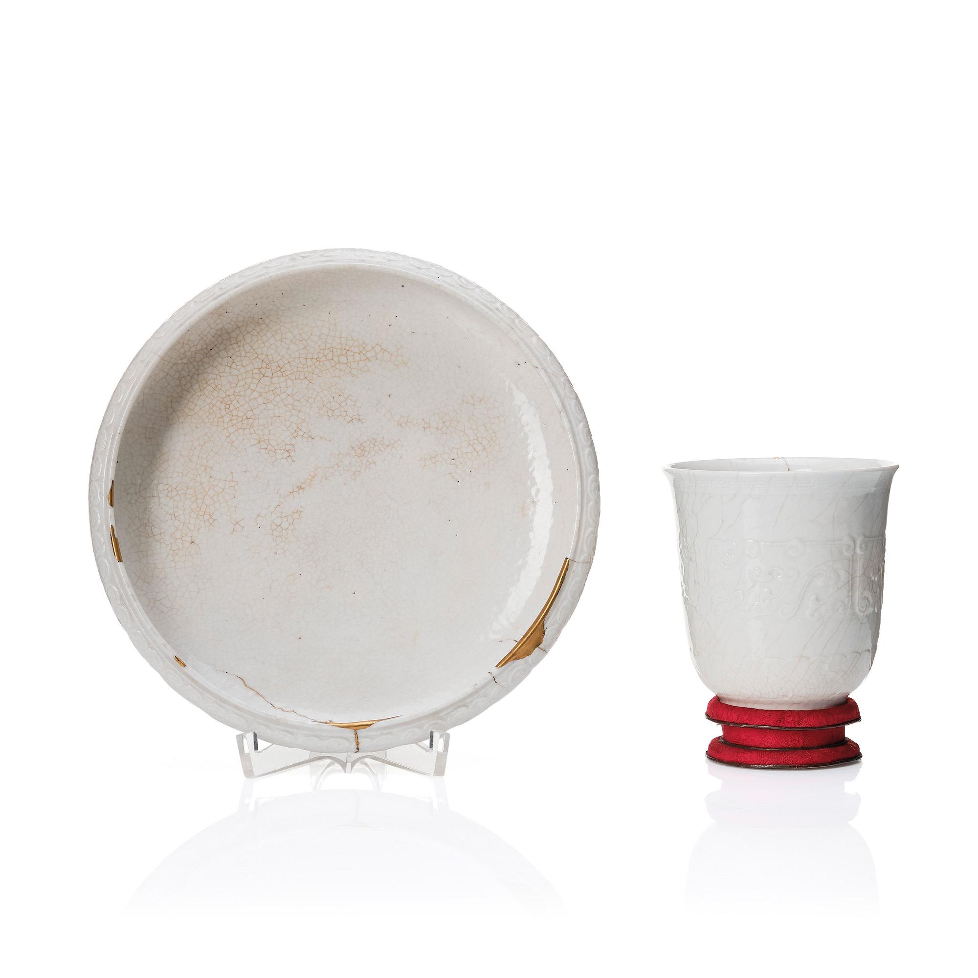 Kopp samt skålfat, blanc de chine. Kina, Qingdynastin, Kangxi (1662-1722).