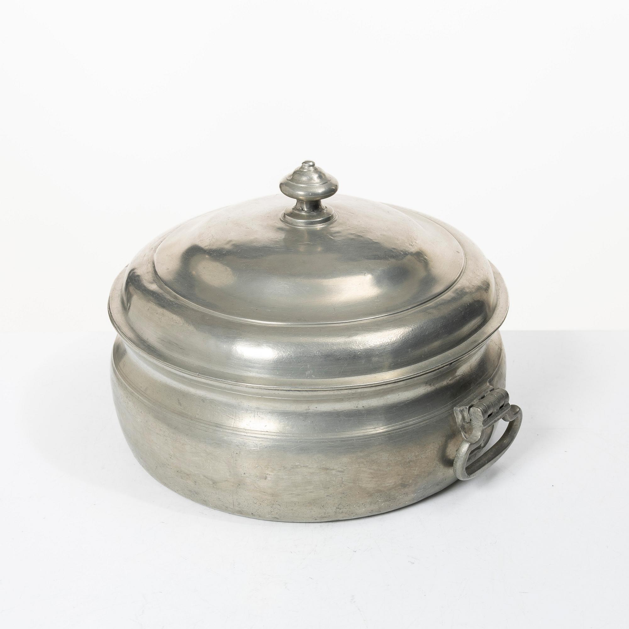 Porridge bowl with lid by Martin Moberg, Jönköping, 1785.