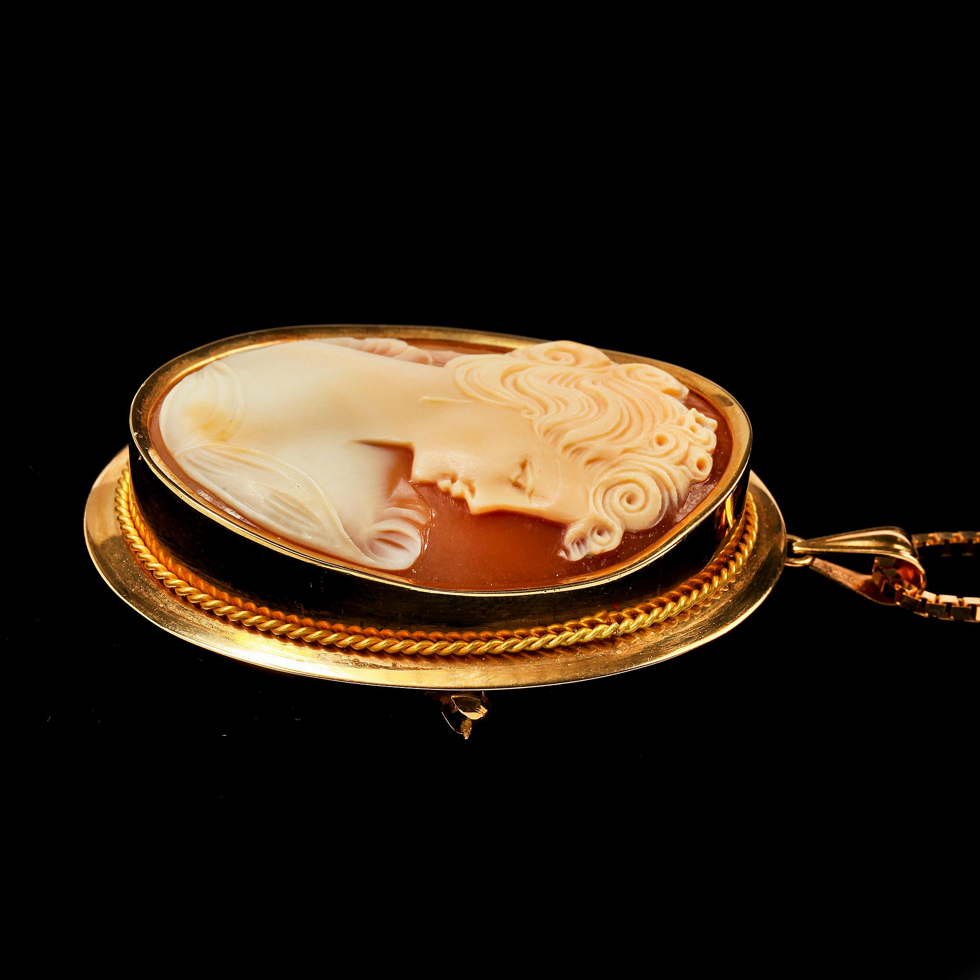 BROSCH/HÄNGE, 18k guld med kamé, Ceson, Göteborg, 1979. Tot 24 gr.