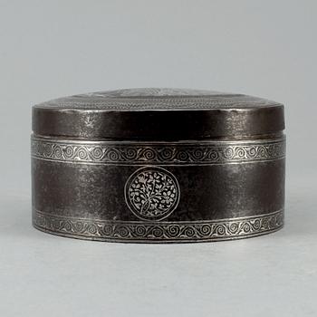 ASK MED LOCK, försilvrad, Trol. Kina, omkring år 1900.