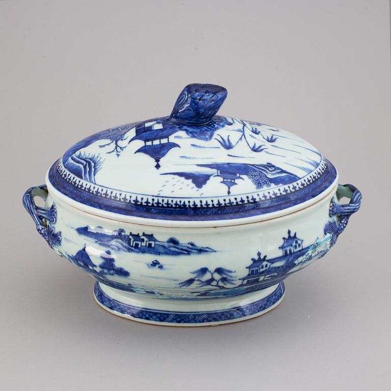 Terrin med lock, kompaniporslin. Qingdynastin, Qianlong (1736-95).