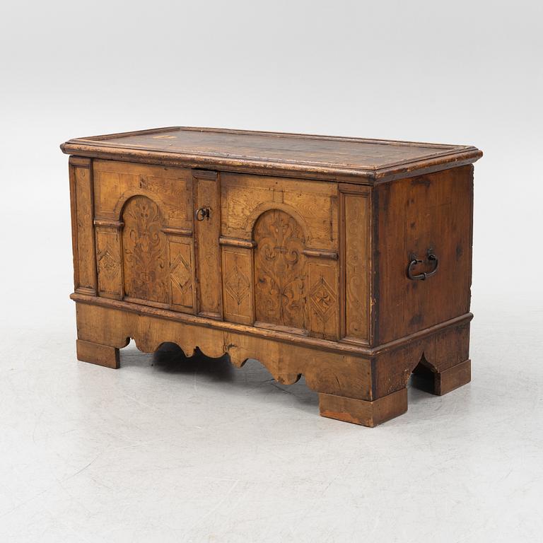 Cassone/sideboard, 1900-tal med äldre delar.