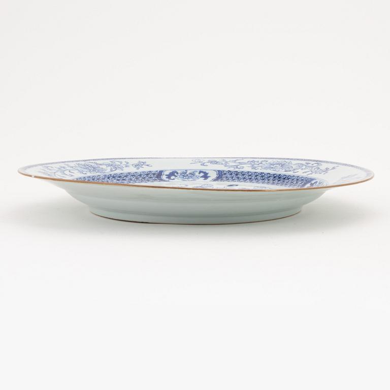 A blue and white serving dish, Qing dynasty, Qianlong (1736-95).