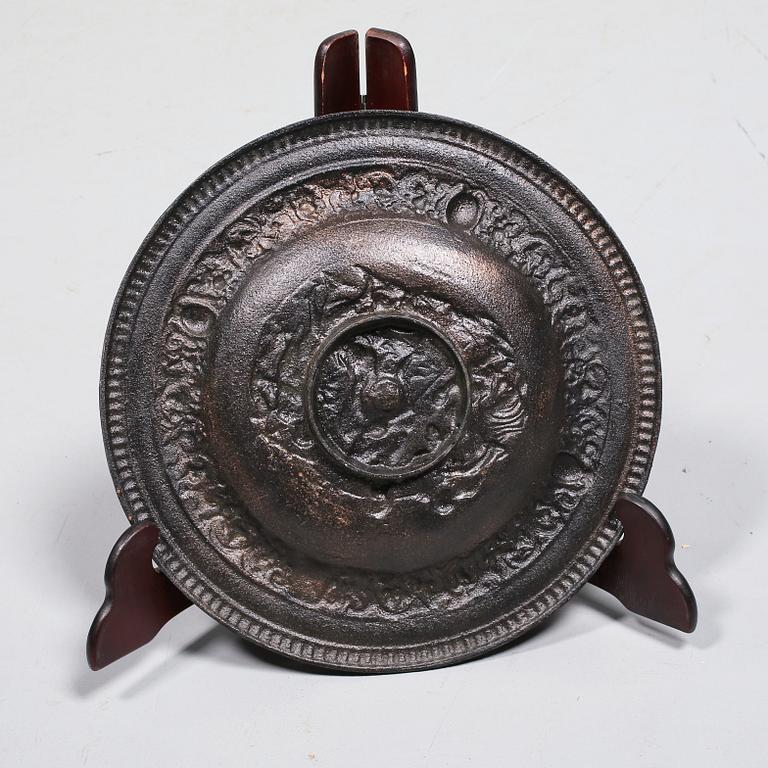 VÄGGPLAKETTER, 2 st, gjutjärn, 1900-tal.