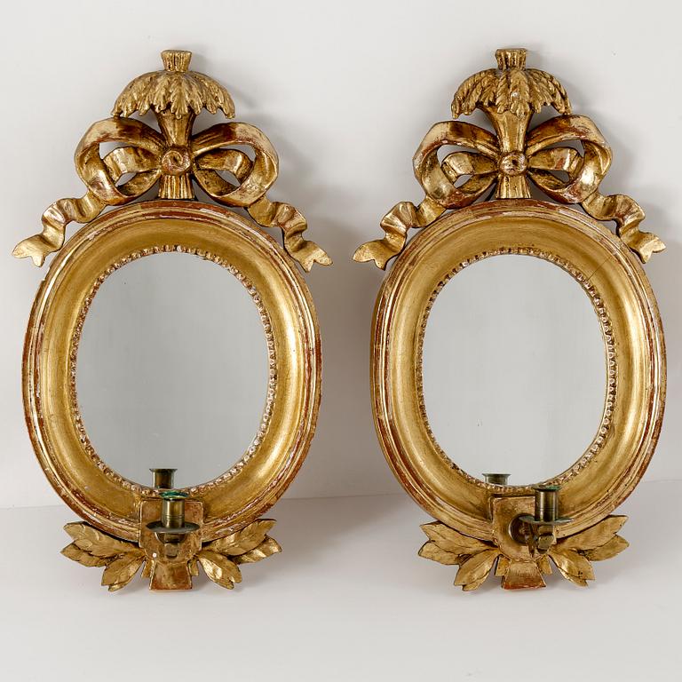 SPEGELLAMPETTER, ett par, gustaviansk stil, omkring sekelskiftet 1900.