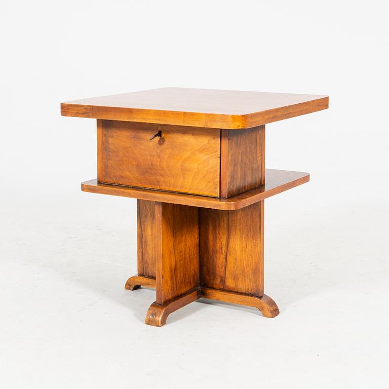 An Art Deco walnut 1930/40s side table.