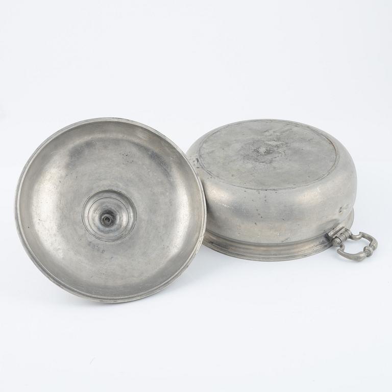 Gustaf Henning Pschorn, terrin / grötskål med lock, tenn, Stockholm (1752-1772).