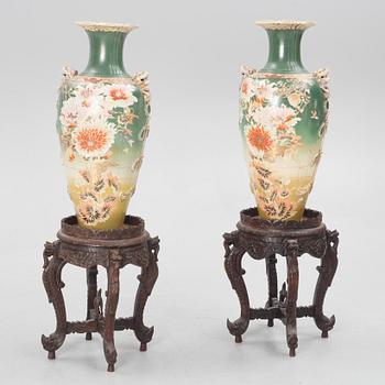 A pair of Japanese porcelain urns, first half of the 20th century, with pedestals.
